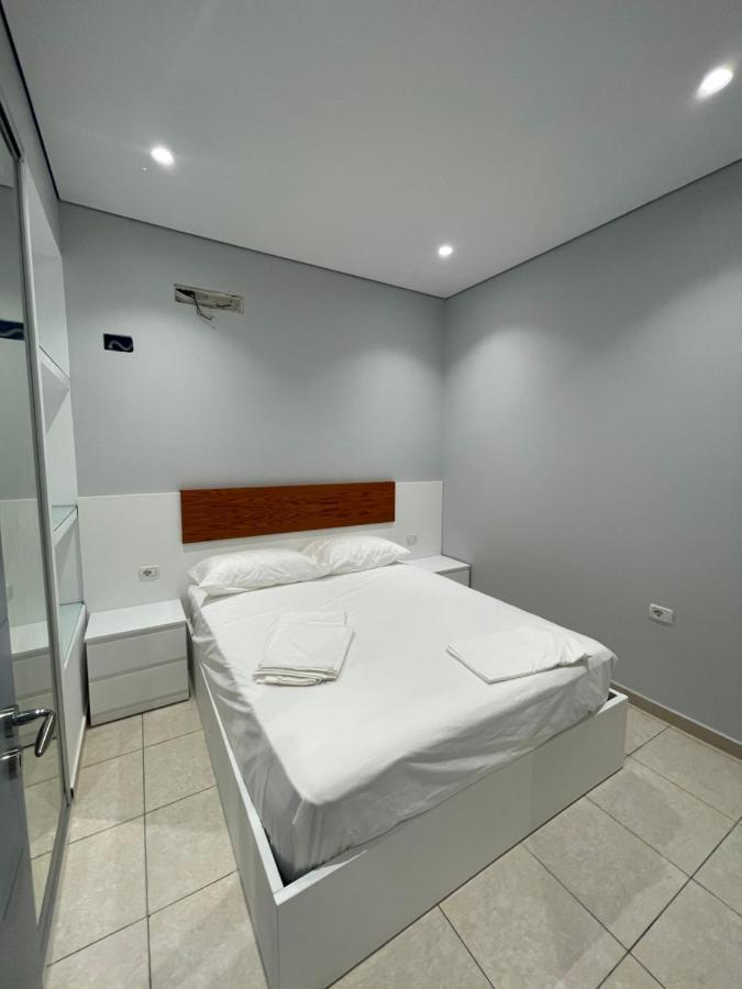Emerald Inn Apartments Orikum Bagian luar foto